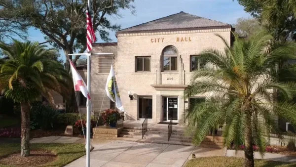 New Smyrna Beach Florida City Hall 2.jpg in New Smyrna Beach Scavenger Hunt, FL