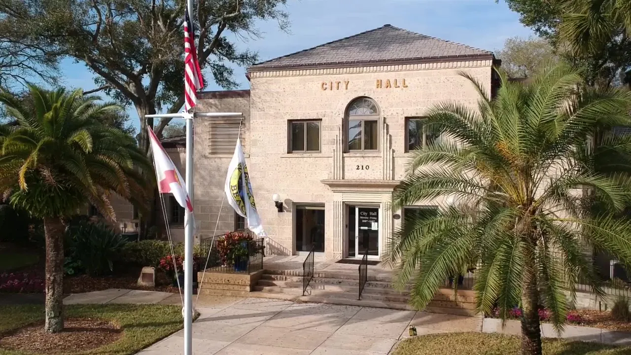 New Smyrna Beach Florida City Hall 2.jpg in New Smyrna Beach Scavenger Hunt