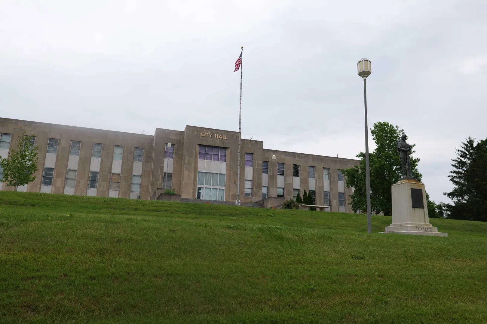 Pontiac Michigan City Hall.jfif in Pontiac Scavenger Hunt